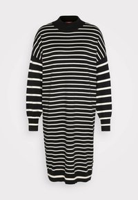 Mustat ja valkoiset raidoitetut neulemekot, joissa on korkea kaulus, pitkät hihat ja ribbaatut hihansuut, sisältävät vaakaraidat koko suunnittelussa.