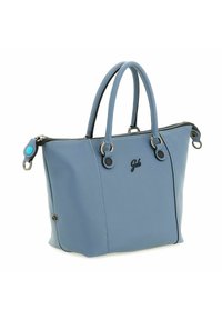 Blauwe leren schoudertas met dubbele handvatten, zilveren afwerking en contrasterende zwarte stiksels. Voorzien van een ritsafsluiting en logo-detail.