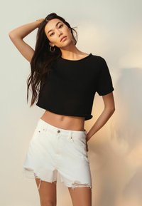 Next REGULAR FIT - Farkkushortsit - white