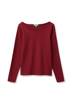 Donkerrode damesblouse met lange mouwen, een ronde halslijn en een groen merklipje aan de binnenkant van de kraag.