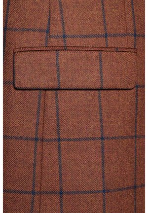 Brązowa tkanina w kratkę z niebieskimi liniami, z kieszenią na klapę. Tekstura jest tkana, prezentując uporządkowany wzór i bogatą kolorystykę.