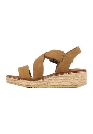 Sandale compensée en suède marron avec brides croisées, bride arrière et semelle plateforme en jute tressée.