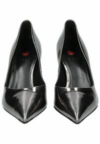 Décolleté in vernice nera con punta affusolata, design elegante, superficie liscia e scollatura bassa. I dettagli interni includono il logo del marchio.