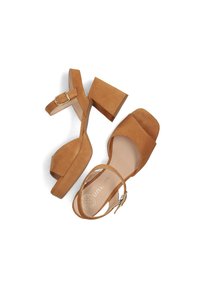 Bruine suède hakken sandalen met een vierkante neus, enkelbandje en blockhak. Voorzien van een gouden gesp en een gladde binnenvoering.