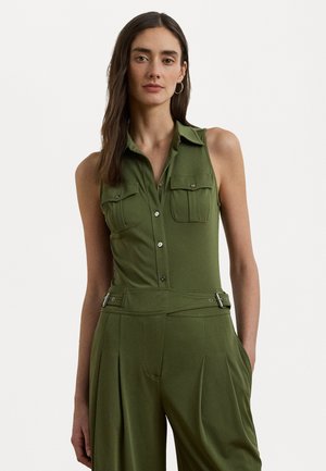 Oliven grøn ærmeløs jumpsuit med to brystlommer, frontknaplukning, bred ben-design og justerbare bælte detaljer ved taljen.