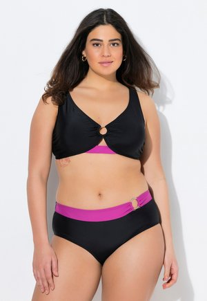 Schwarzer Bikini-Oberteil mit V-Ausschnitt und zentralem Ringdetail, kombiniert mit hochgeschnittenen schwarzen Bottoms, die einen pinken Streifen und Ringakzent haben.