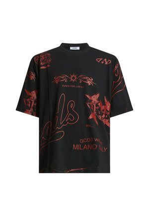 T-shirt nera oversize con testo grafico rosso e design astratti inclusi "TOYS FOR ADULT", "GCDS" e "MILANO ITALY".