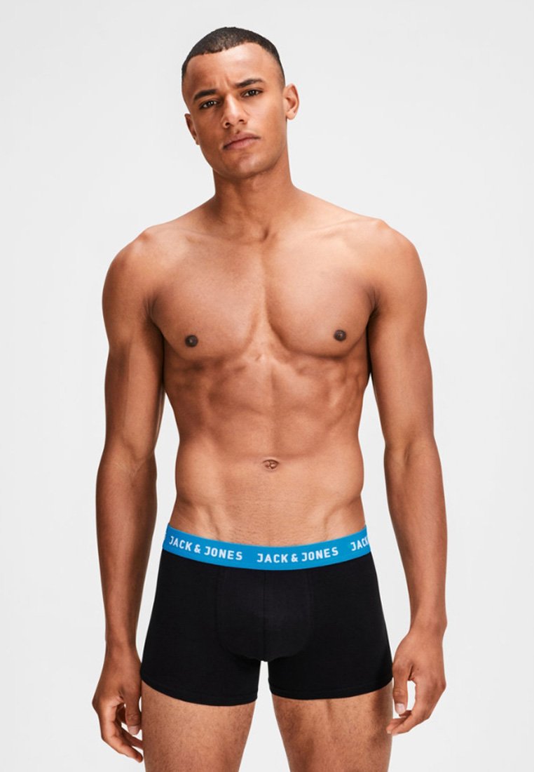 Zwarte boxershort met een blauwe tailleband voorzien van het "JACK & JONES" logo. Gemaakt van zachte stof, in een slim-fit ontwerp en zonder zichtbare patronen.