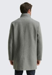 Grau wollener Übermantel mit hohem Kragen, geradem Schnitt und ohne sichtbare Verschlüsse. Verfügt über klare Linien und ein minimalistisches Design.