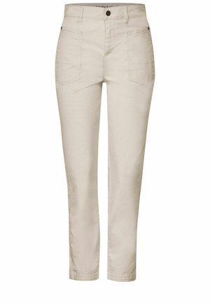 Helle beige Hose aus Baumwolle. Gerade Beinform mit zwei Vordertaschen und Knopfverschluss. Glatte Textur und minimalistischer Stil.