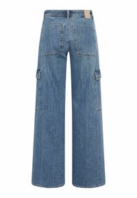 Weite Denim-Cargo-Hosen in Mittelblau mit zwei Gesäßtaschen und seitlichen Utility-Taschen. Abgeschlossen mit einem normalen Bund und Stichdetails.