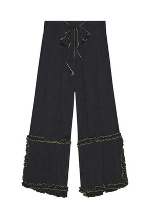 Pantalones de pierna ancha negros con cintura ajustable, con dobladillos fruncidos y costuras amarillas, fabricados en una tela ligera.