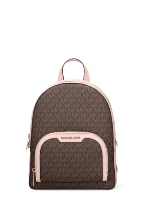 Brauner und rosa Michael Kors Rucksack mit Frontreißverschlusstasche und wiederholtem Logomuster, aufrecht stehend vor weißem Hintergrund.