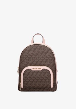 Brun og lyserød Michael Kors rygsæk med lynlåslomme foran og gentagende logomønster, stående oprejst på hvid baggrund.