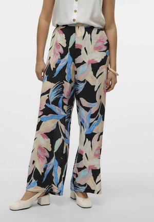 Weit geschnittene Blumenhosen mit schwarzem Hintergrund, die große pinkfarbene und blaue Blattmuster aufweisen, aus leichtem Stoff gefertigt.