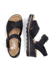 Zwarte sandalen met kruislings gespen, verstelbare enkelgesp, gevoerd voetbed en een chunky, geschulpte zool.