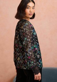 Love & Roses V NECK   - Blusa - black scenic