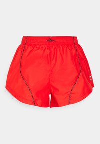 Pantalones cortos deportivos rojos con cinturilla elástica y cordón. Presentan detalles de ribetes negros a lo largo de las costuras y un diseño con el logo.