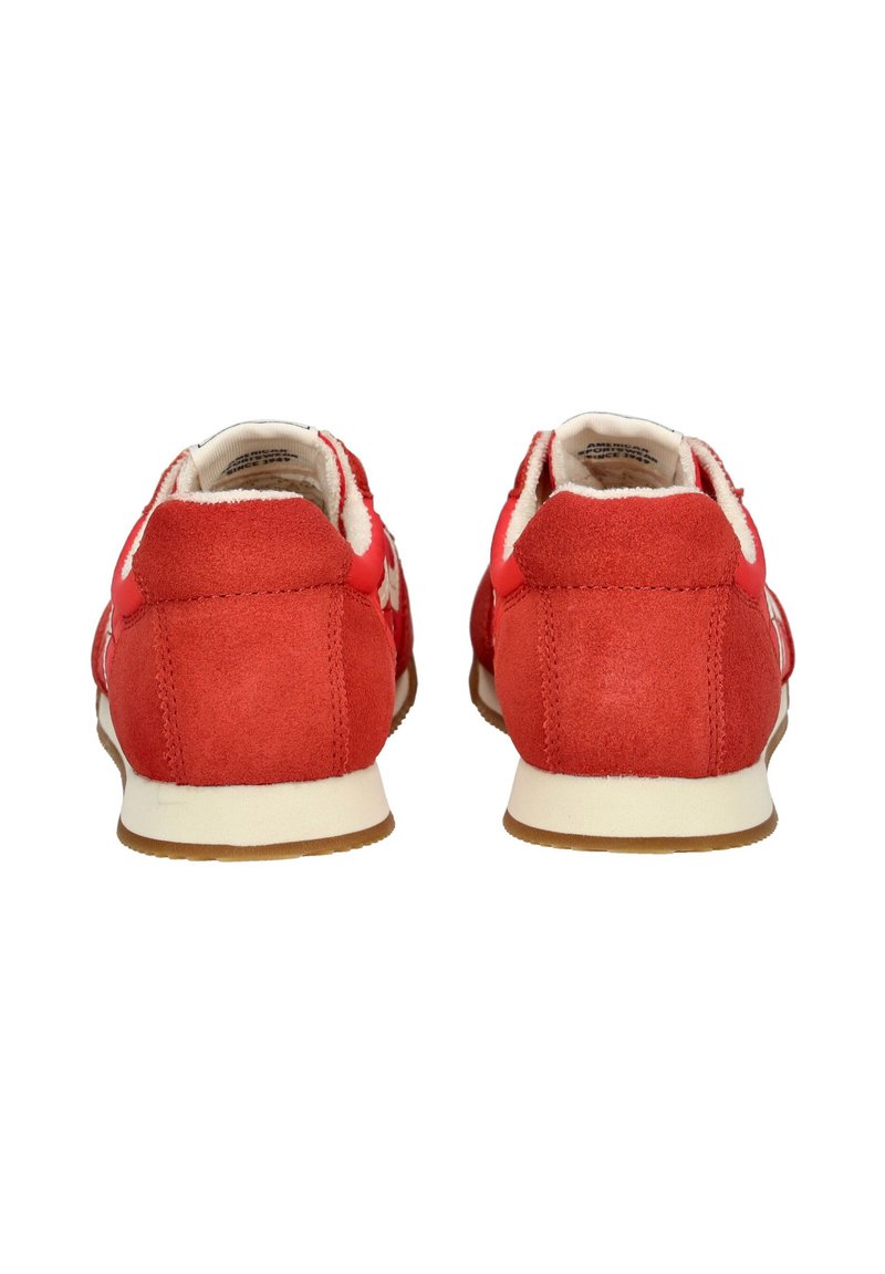 Rode suède sneakers met een witte leren ontwerpdetaillering, voorzien van een gevoerde hak en een rubberen zool. De achteraanzicht toont de textielen voering.