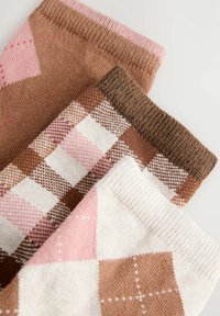Tre paia di calzini a fantasia in marrone, rosa e bianco. Presentano motivi a rombi e a quadri con polsini a coste per una maggiore texture.