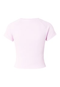 Ανοιχτό ροζ crop top με κοντά μανίκια και ριμπ ύφασμα, εμφανιζόμενο από πίσω με στρογγυλή λαιμόκοψη και ελαφρώς εφαρμοστή γραμμή.