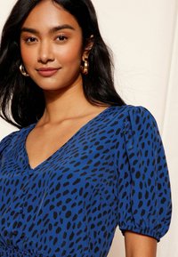 Friends Like These PUFF SLEEVE SHIRRED WAIST MINI - REGULAR FIT - Rochie de zi - blue