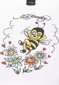 Witte stoffen t-shirt met een cartoonbij met zwarte en gele strepen, omringd door kleurrijke bloemen en rode harten, met de tekst "Ed Hardy."
