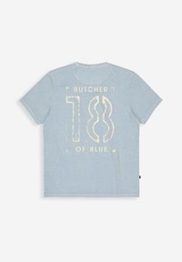 Lichtblauwe katoenen T-shirt met korte mouwen. Heeft een grote vervaagde grafische druk op de achterkant met de tekst "BUTCHER 18 OF BLUE."