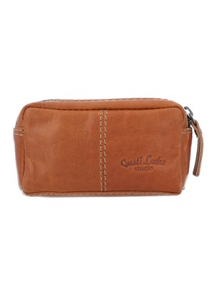 Brun läderväska med rektangulär design, som har kontrasterande sömmar, blixtlås stängning och präglad logotyp på framsidan.