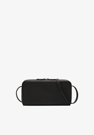 Schwarze Leder-Crossbody-Tasche mit strukturierten Oberflächen, rechteckiger Form, Reißverschluss und verstellbarem Trageriemen, mit dezentem Branding auf der Vorderseite.