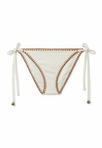 Weiße Bikinihose mit geripptem Textil, ausgestattet mit braunem, gewelltem Besatz und Bindebändern an den Seiten, akzentuiert mit kleinen Pompons.