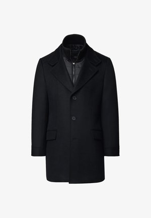 Czarny wełniany płaszcz z wykładanym kołnierzem, wyposażony w zamykaną kieszeń wewnętrzną, trzy guziki i dwie boczne kieszenie. Gładka faktura z wyraźną sylwetką.