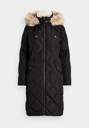 Svart quiltad puffjacka med en huva med pälsdetalj, guldfärgade detaljer, framdragkedja och sidofickor för extra förvaring.