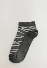 Sive čarape do gležnja s uzorkom zebra u svijetlosivoj i krem boji. Napravljene su od mekanog, teksturiranog materijala s rebrastim rubom.