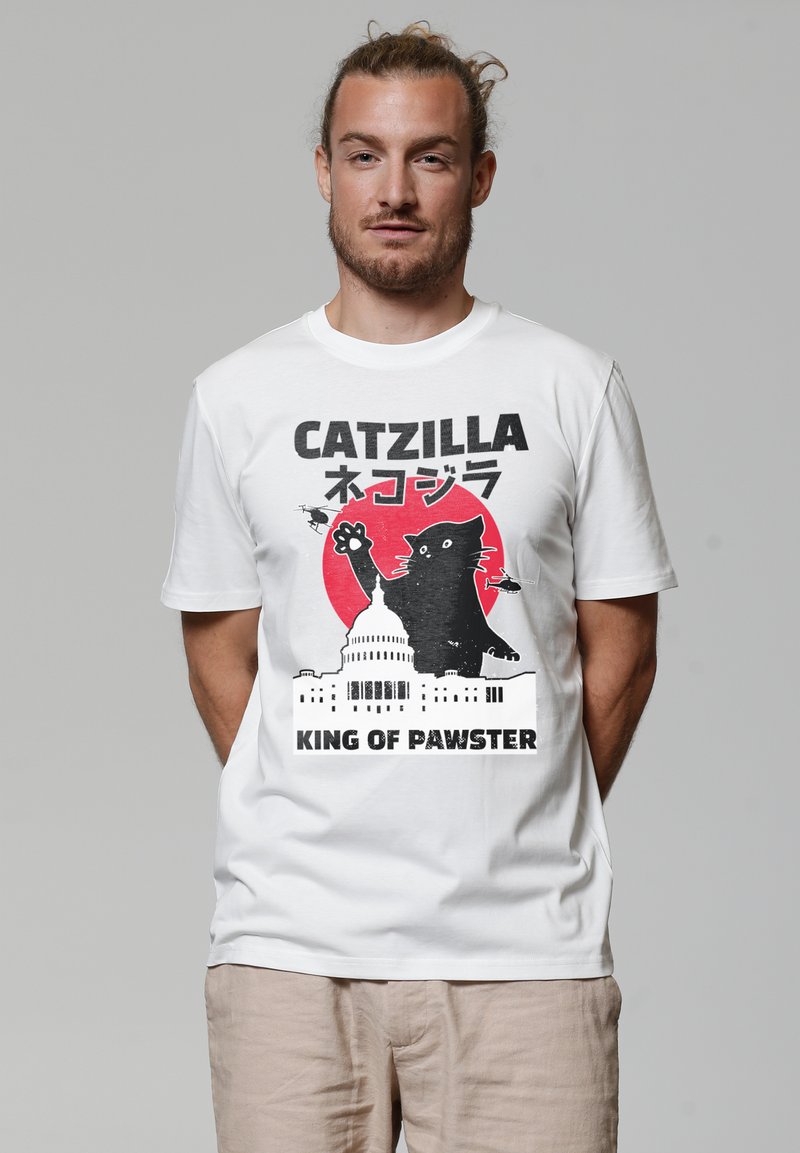 Witte katoen T-shirt met een grafisch ontwerp van een zwarte kat tegen een rode cirkel, met de tekst "CATZILLA" en "KING OF PAWSTER" eronder.