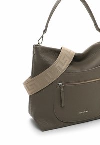 Borsa a mano in pelle grigia con finitura testurizzata, dotata di una tracolla a motivo beige e una tasca con zip anteriore, che mette in risalto un design moderno.