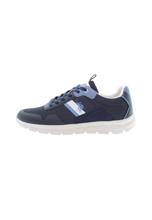 Granatowy sportowy sneaker z jasnoniebieskimi akcentami, białą podeszwą, sznurowanym wzorem i logo na bocznej części, pokazany od zewnętrznej strony.