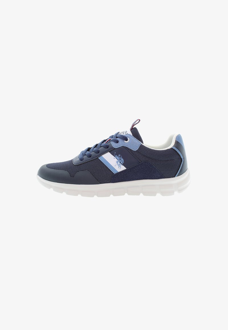 Baskets de sport bleu marine avec des touches bleu clair, semelle blanche, design à lacets et logo sur le panneau latéral, vues de l’extérieur.