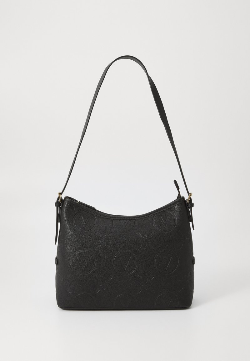 Sac à bandoulière en cuir noir avec une forme douce et courbée. Caractéristiques de motifs de logo embossés et une seule sangle réglable. Accents en matériel doré.