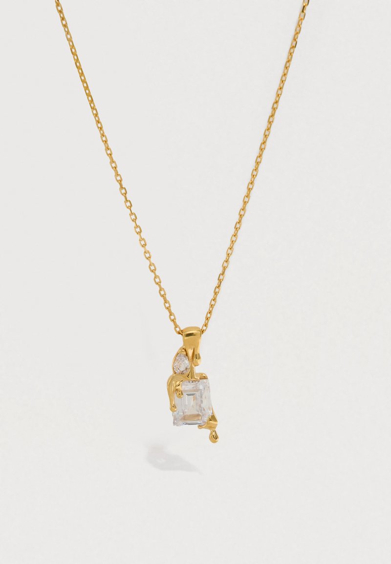 Χρυσό κολιέ με μενταγιόν ορθογώνιο διαφανές λίθο και μικρότερο λευκό λίθο σε σχήμα αχλαδιού, κρεμασμένο από λεπτή αλυσίδα.