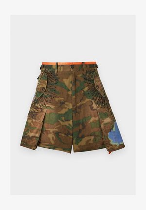 Short cargo camouflage avec ceinture orange, ornements de perles noires autour des poches avant et détail de peinture bleue sur la jambe droite.