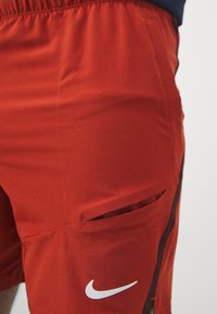 Nike Performance Pantalón corto de deporte - dragon red/burgundy crush/white