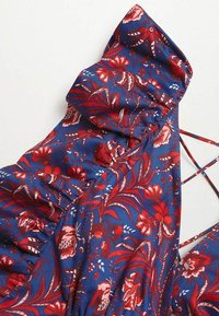 Blumenkleid aus blauer Stoff mit roten und weißen Blumenmustern. Das Design umfasst einen Rüschenausschnitt und dünne Träger. Sanfte Textur.