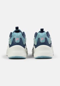 Marineblauwe en lichtblauwe sportschoenen met een gestructureerde afwerking, voorzien van een witte zool en roze accenten op de hak.