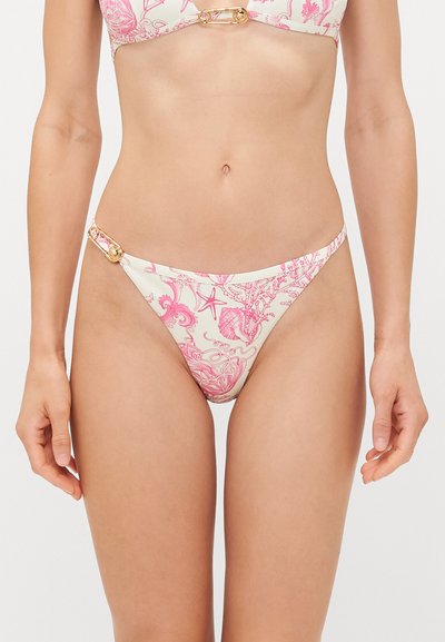 Bikini-Set mit einem floralem pinken Druck auf einem cremefarbenen Hintergrund, mit goldenen Akzenten an sowohl dem Oberteil als auch der Hose.