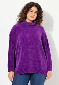 Lila oversized turtleneck-tröja med ett texturerat stickmönster och ribbad nederkant. Lätta ärmar och en avslappnad passform ökar komforten.