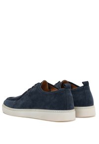 Sneakers in suede di colore blu navy con una texture liscia, dotati di suola in gomma bianca, design con lacci e linguette sul tallone.