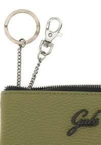 Portafoglio in pelle verde oliva con zip nera, dotato di una catena in argento, anello per chiavi e attacco con moschettone. Logo impresso in nero.