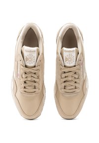Béžové tenisky Reebok so semišom a sieťovinou, s okrúhlou špičkou, šnurovaním, vypolstrovaným golierom a logom na jazyku.