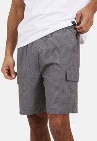 Szare spodenki cargo z teksturowanej tkaniny, z bocznymi kieszeniami i elastycznym pasem dla wygodnego dopasowania.